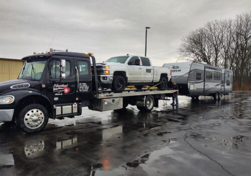 Heartland Towing & Recovery provides towing Effingham IL trusts